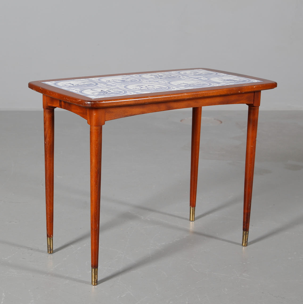 BORD, med kakelskiva, 1900-talets mitt.