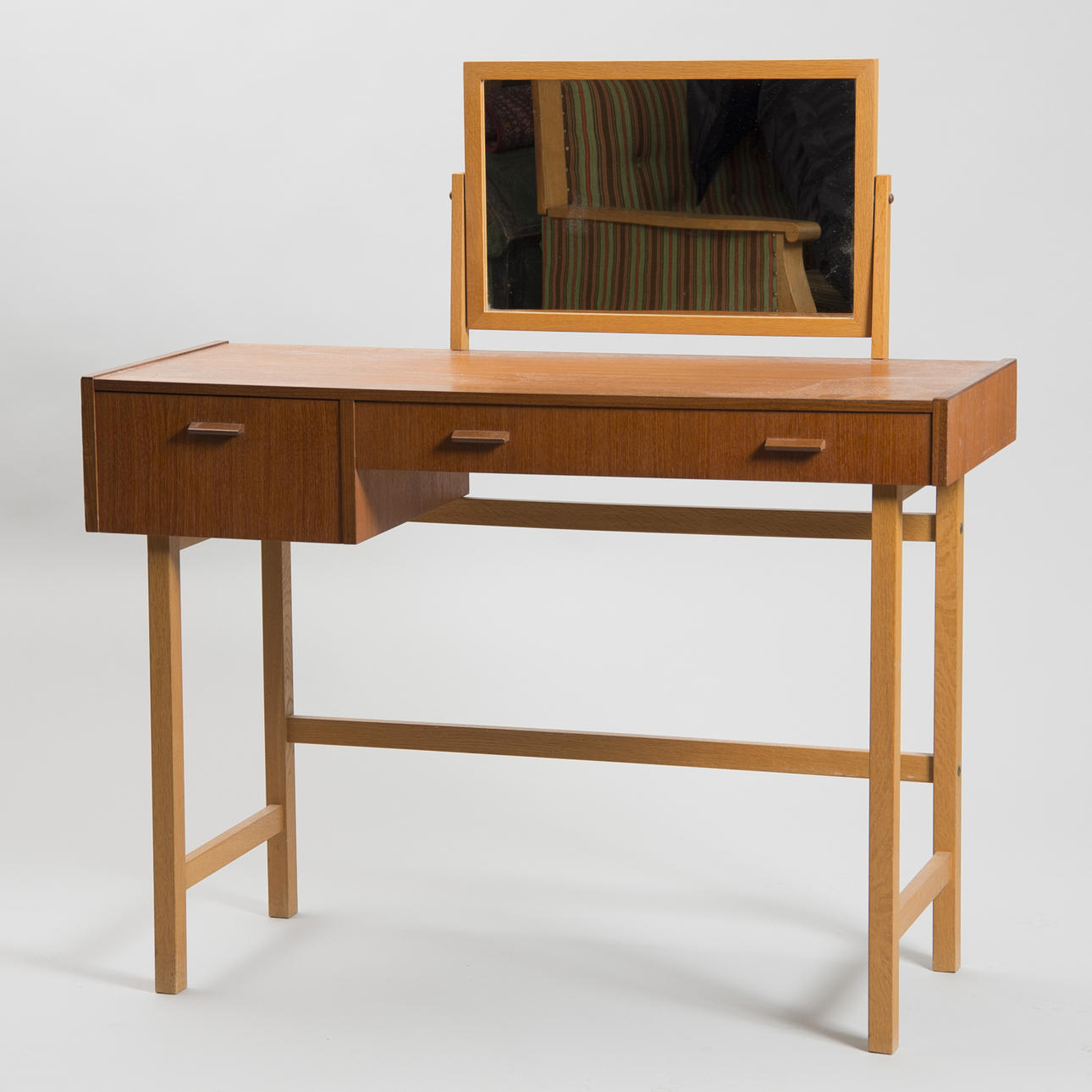 SMINKBYRÅ, teak/ek, 1900-talets andra hälft.