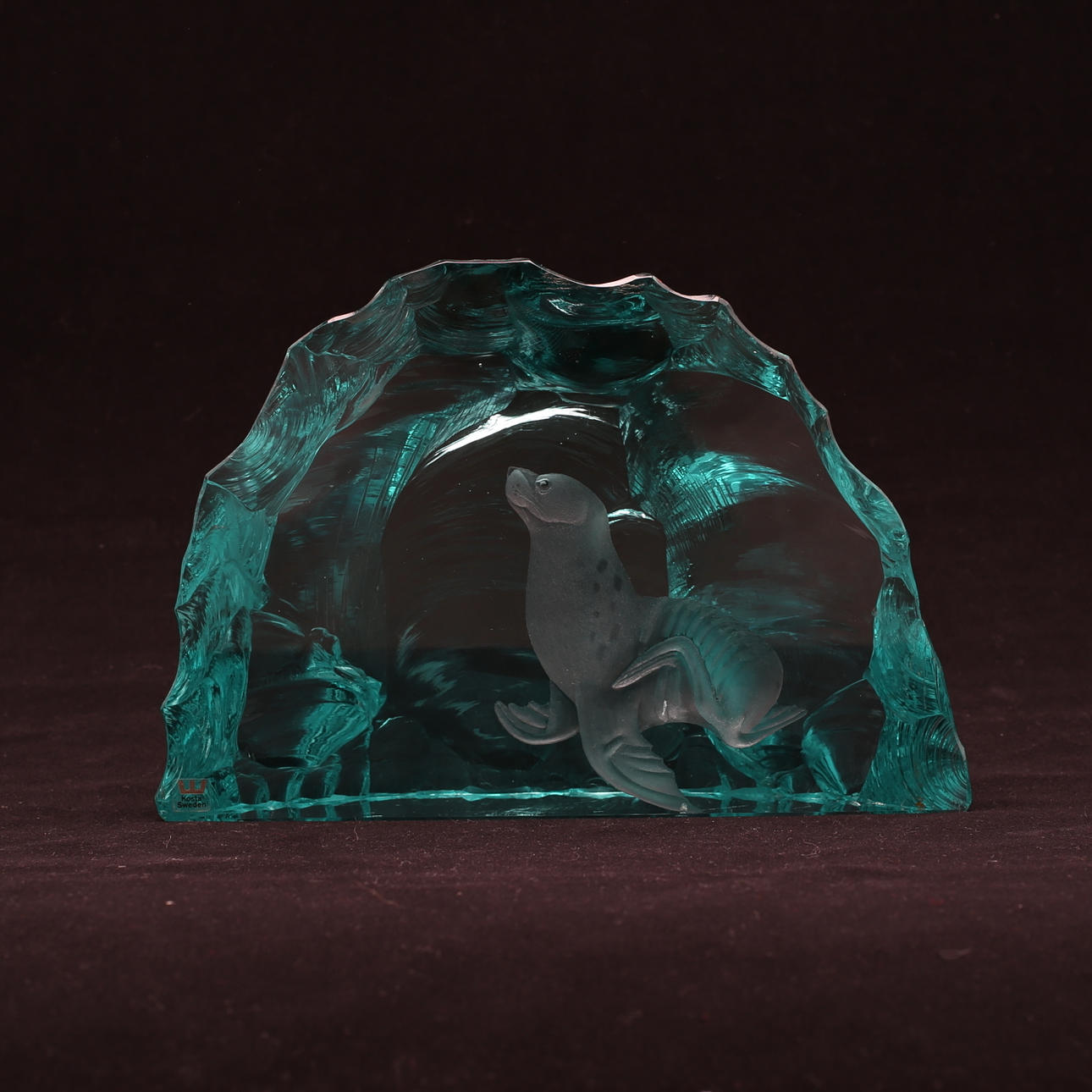 GLASBLOCK med säl, Vicke Lindstrand Kosta, signerad.