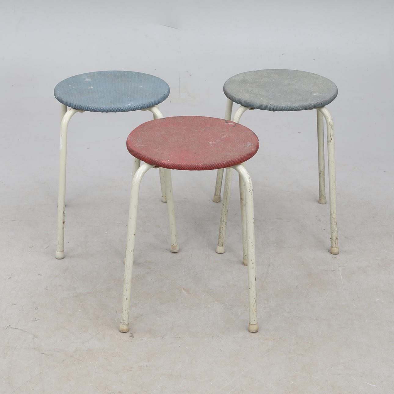 PALLAR, tre stycken, metall/trä.