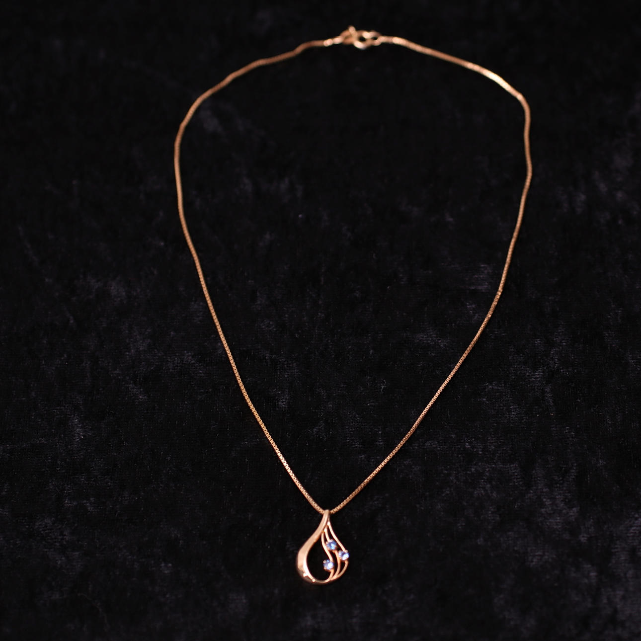 HÄNGE med tre blå stenar, 18k, N10= 1987, Alton, vikt= 1,5 gram + HALSKEDJA, förgyllt silver.