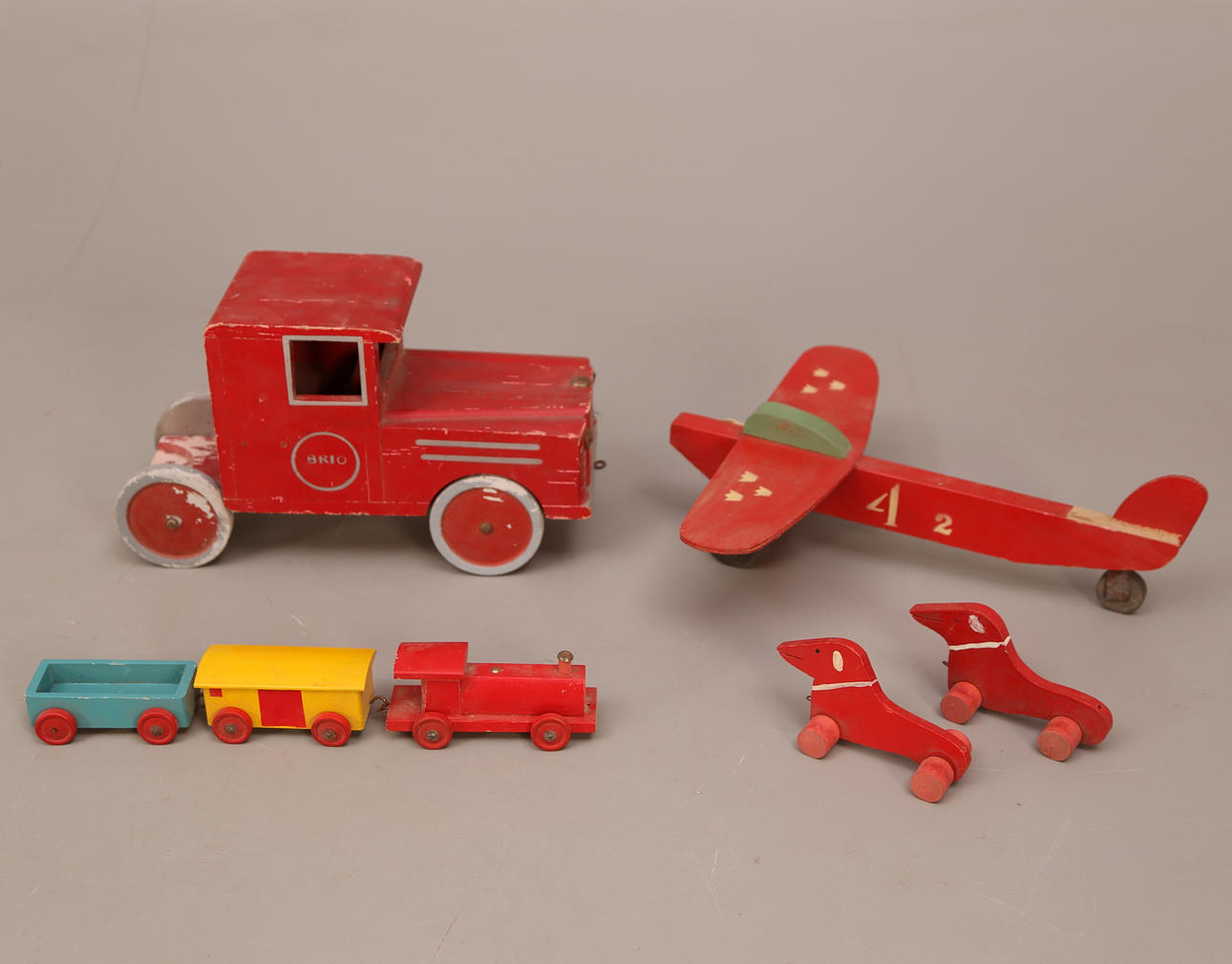 LEKSAKER, 7 st, trä, flertalet röda, 1 st BRIO, 1900-tal.