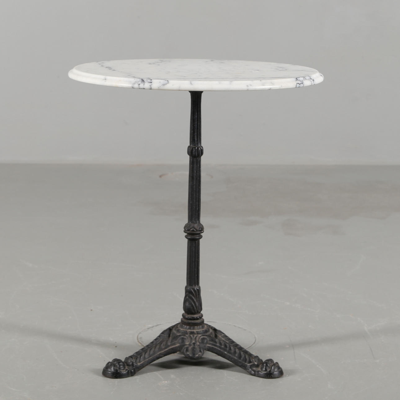 CAFÉBORD i vit marmor och gjutjärn, 1900-tal.