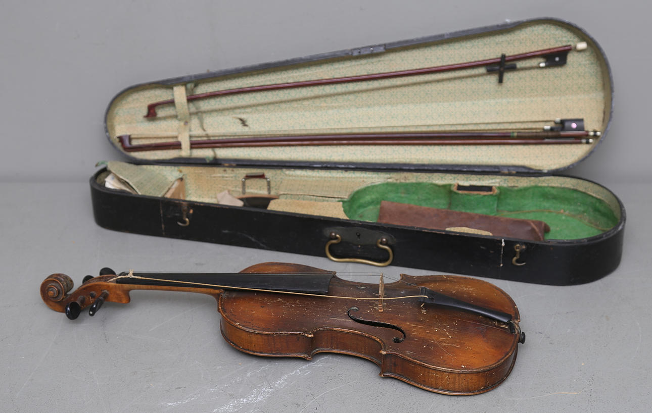 FIOL i LÅDA med STRÅKAR, märkt sante garili.