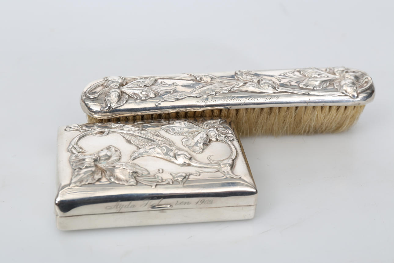 KLÄDBORSTE OCH DOSA MED LOCK, silver, total vikt 172,6 gram.