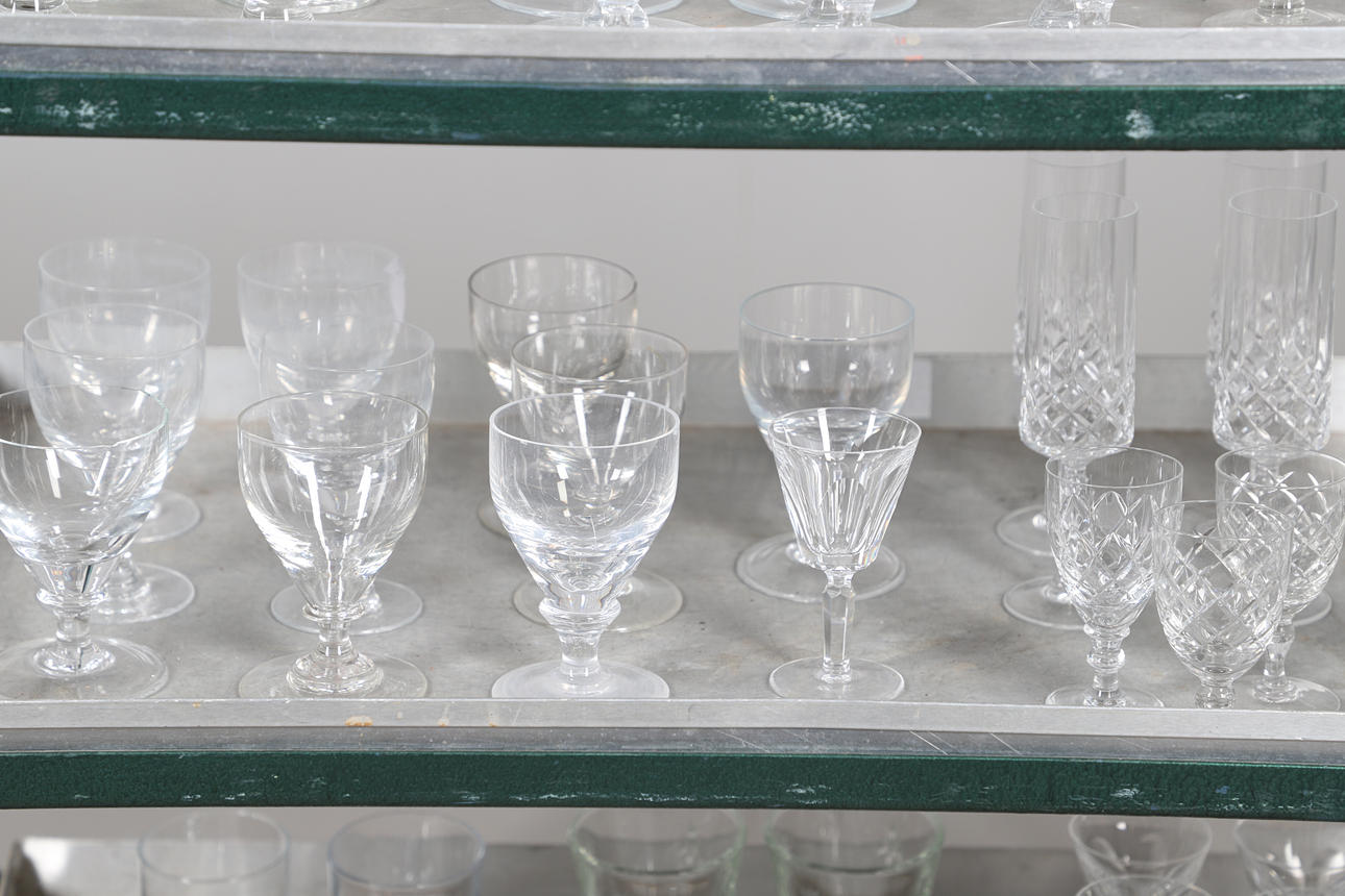 LARGE COLLECTION OF TABLE GLASS. Glass - Tableware - Auctionet