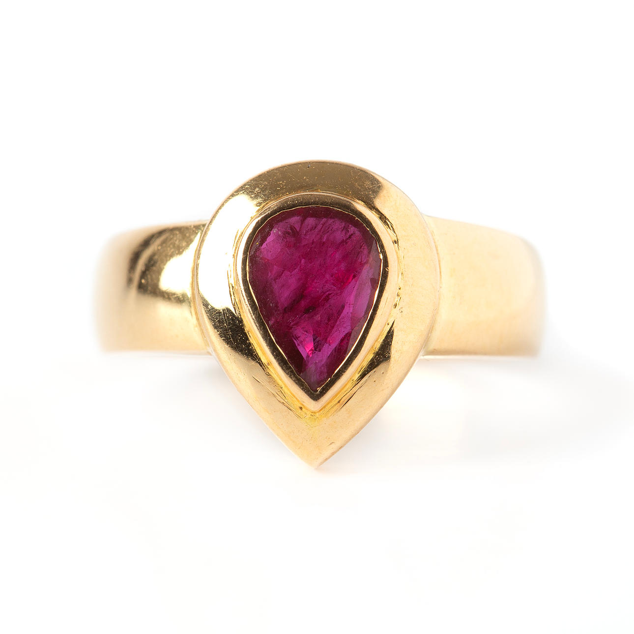 RING, 18K gold with drop cut ruby.