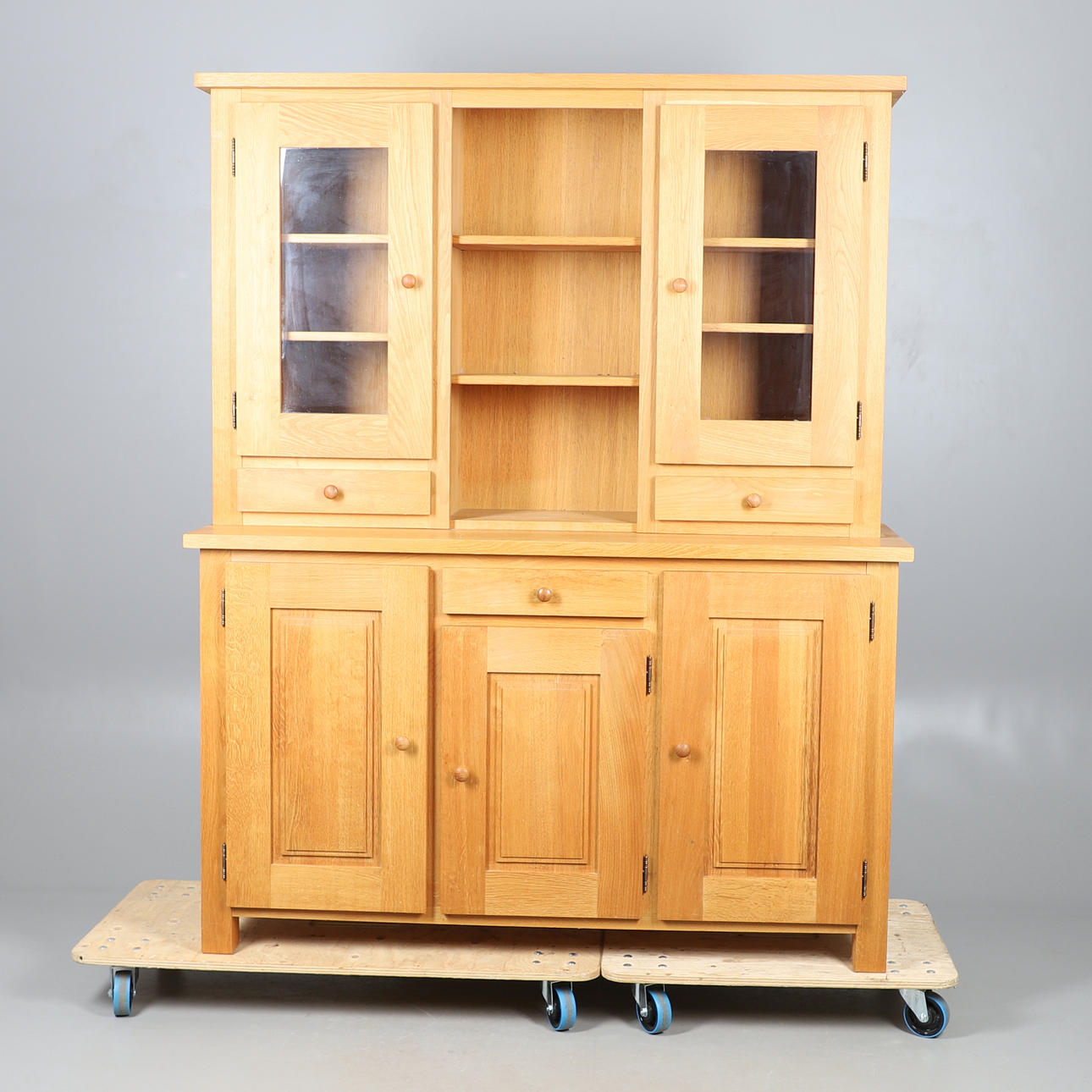 A LARGE MODERN OAK DRESSER.
