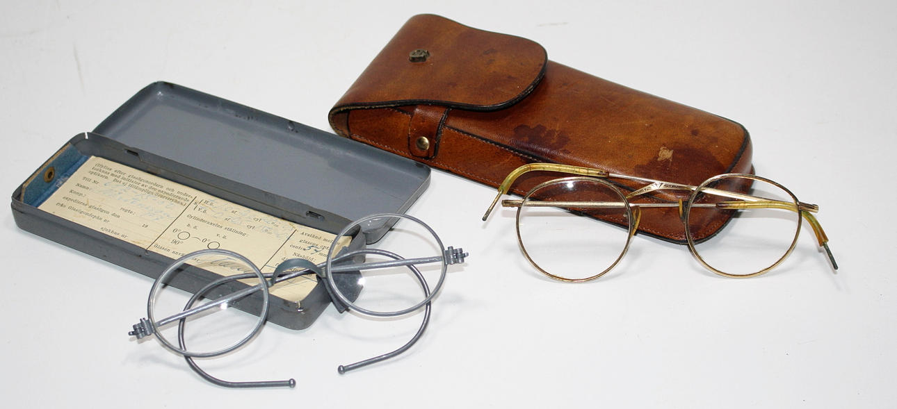 GLASÖGON, 2 st, vintage, med fodral.