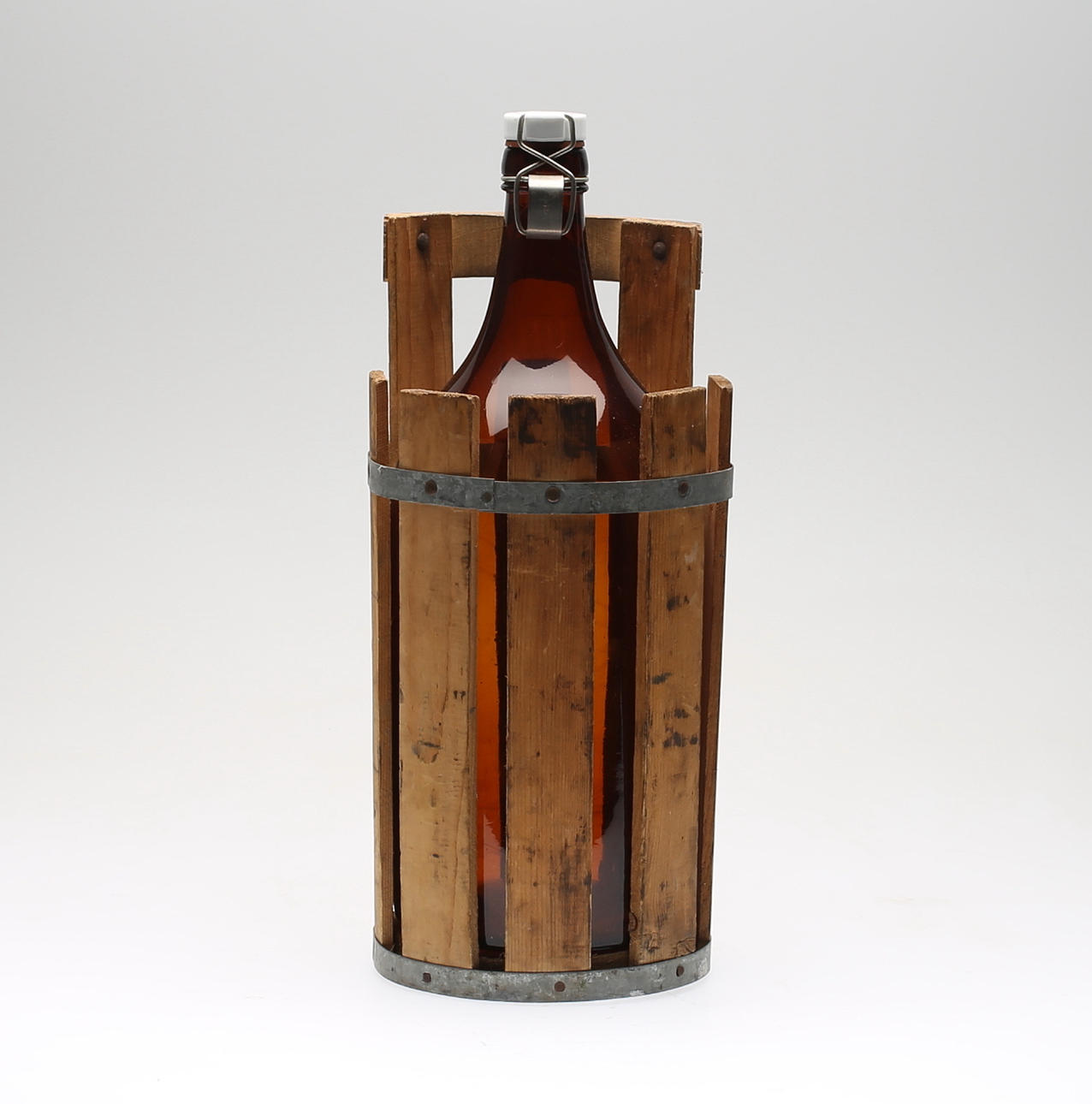 FLASKA för svagdricka samt ställning i trä, 1900-talets första del.