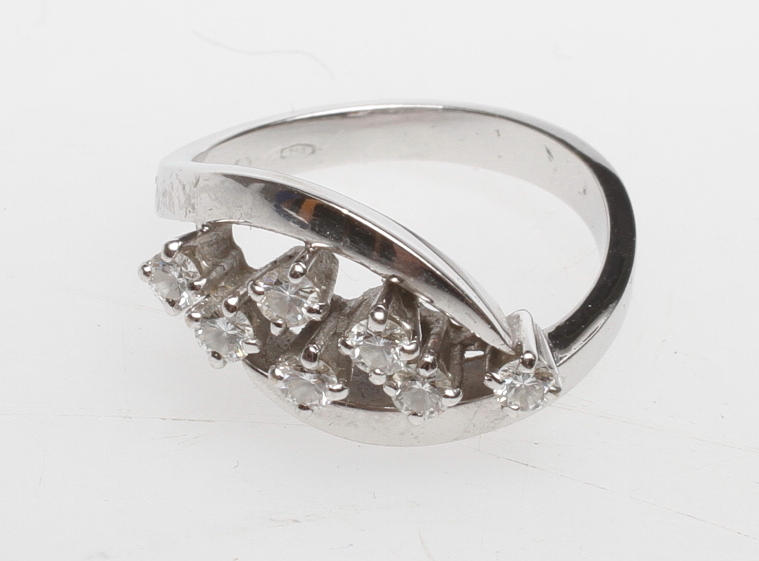 VITGULDSRING MED DIAMANTER, 18k guld, vikt ca 5,5 gr.