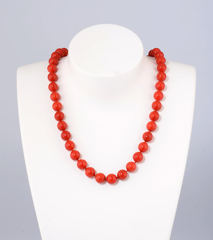 KORALL HALSBAND. Lås gult guld 750, bollar upp till 8 mm, vikt 53,88 gram.