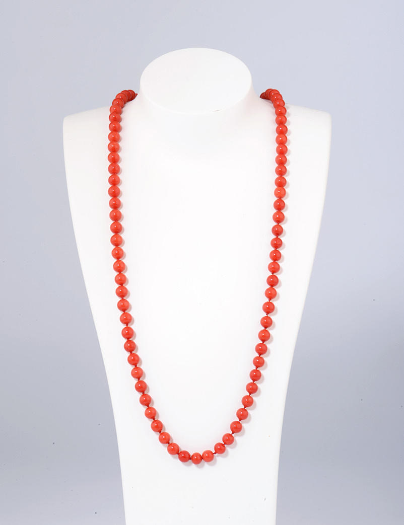 KORALL HALSBAND. Lås silver 835 guldpläterade, kulor upp till 6 mm, vikt 46,90 gram.