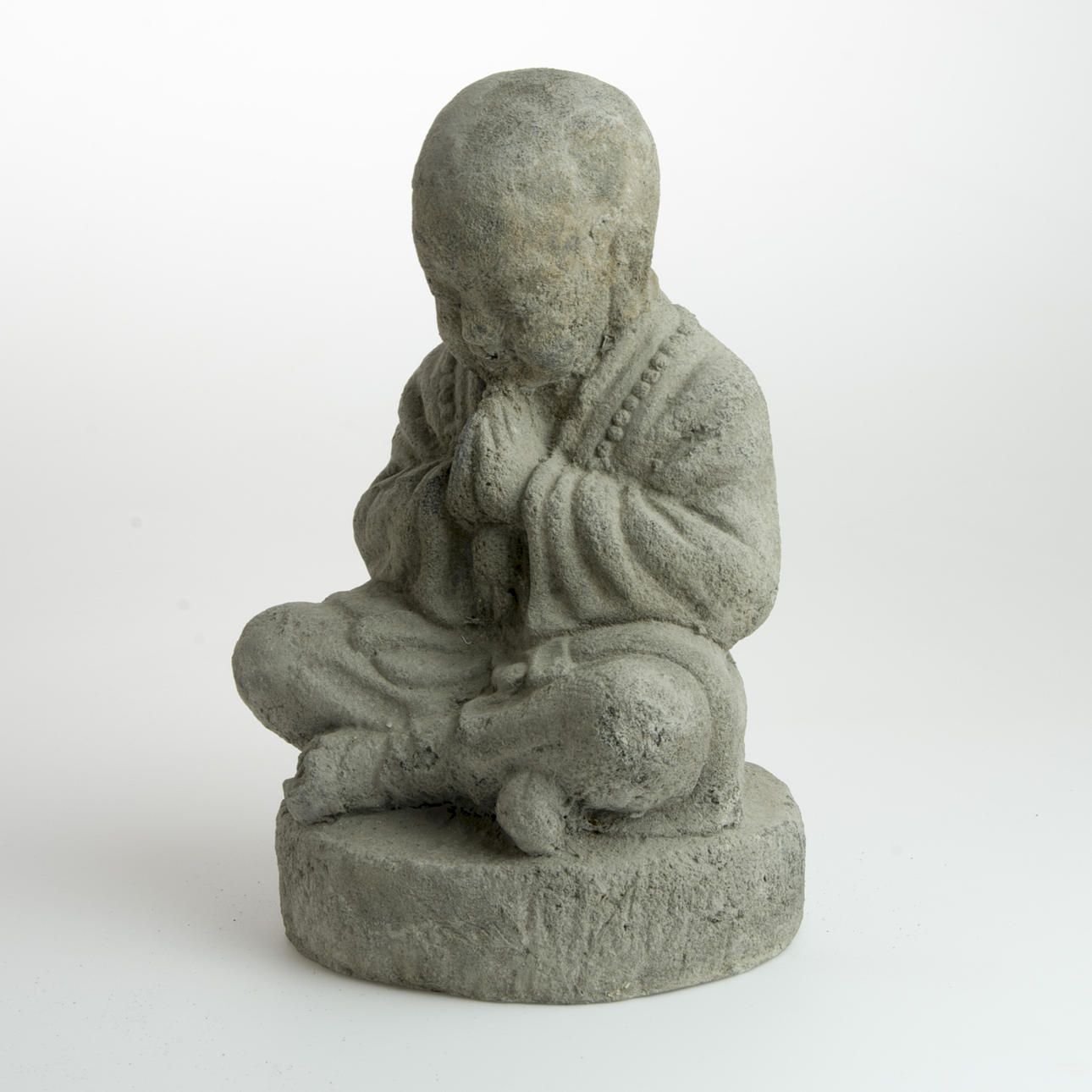 SKULPTUR, sittande pojke, stenmassa, samtida.