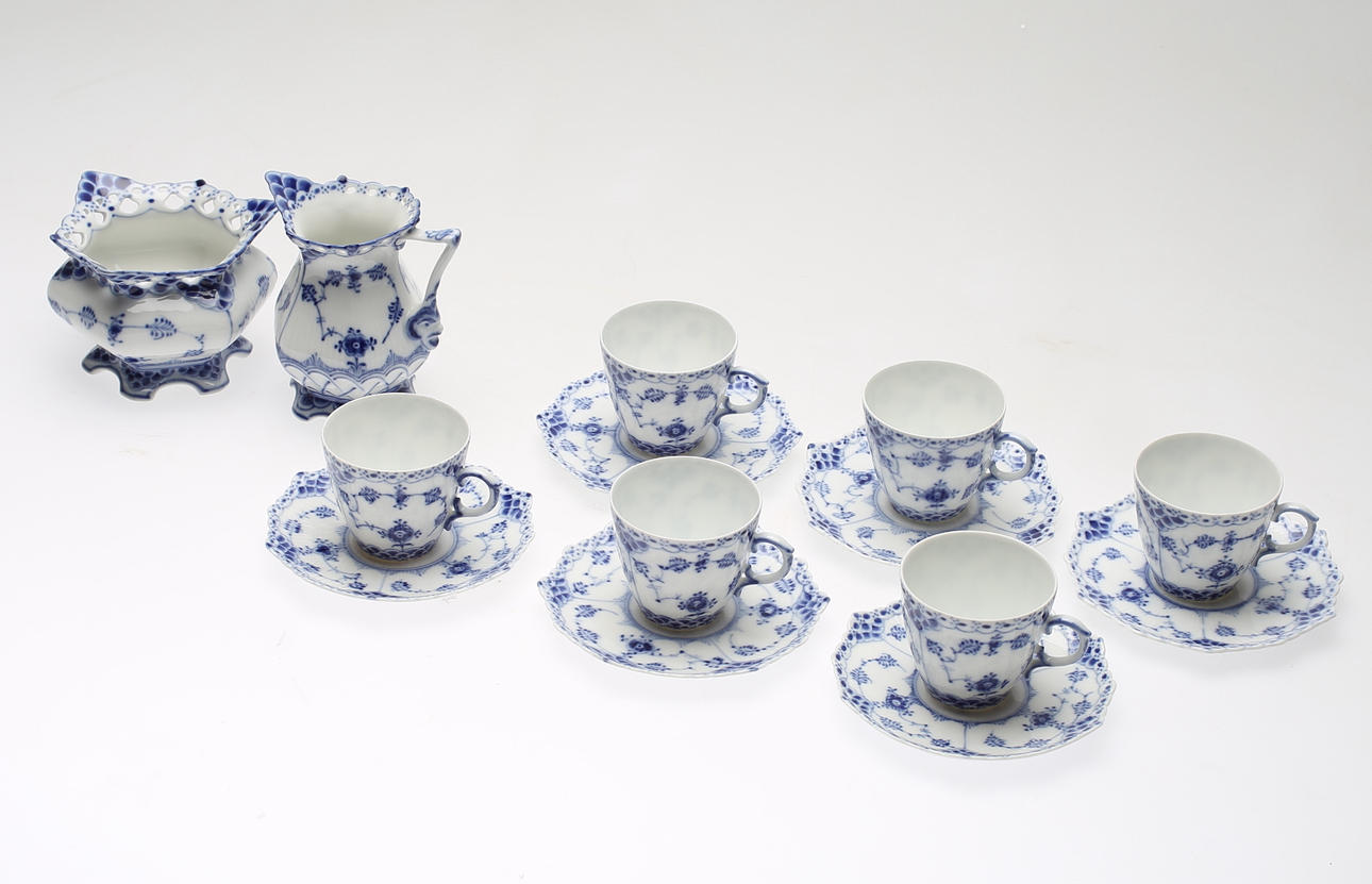 MOCCASERVIS, 14 delar, "Musselmalet", helblond, Royal Copenhagen.