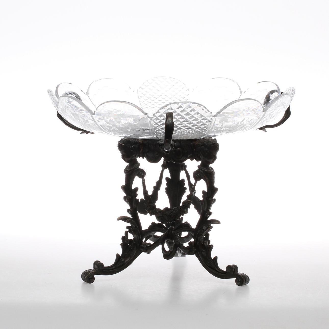 SKÅL, på fot, rikt ornamenterad fot i nysilver och slipad glasskål, 1800-talets andra hälft.