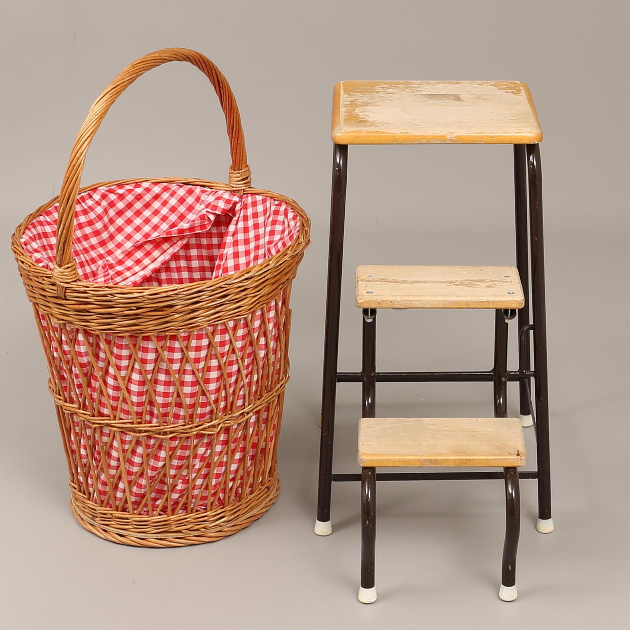 KÖKSPALL / TRAPPSTEGE, metall och trä. KORG.