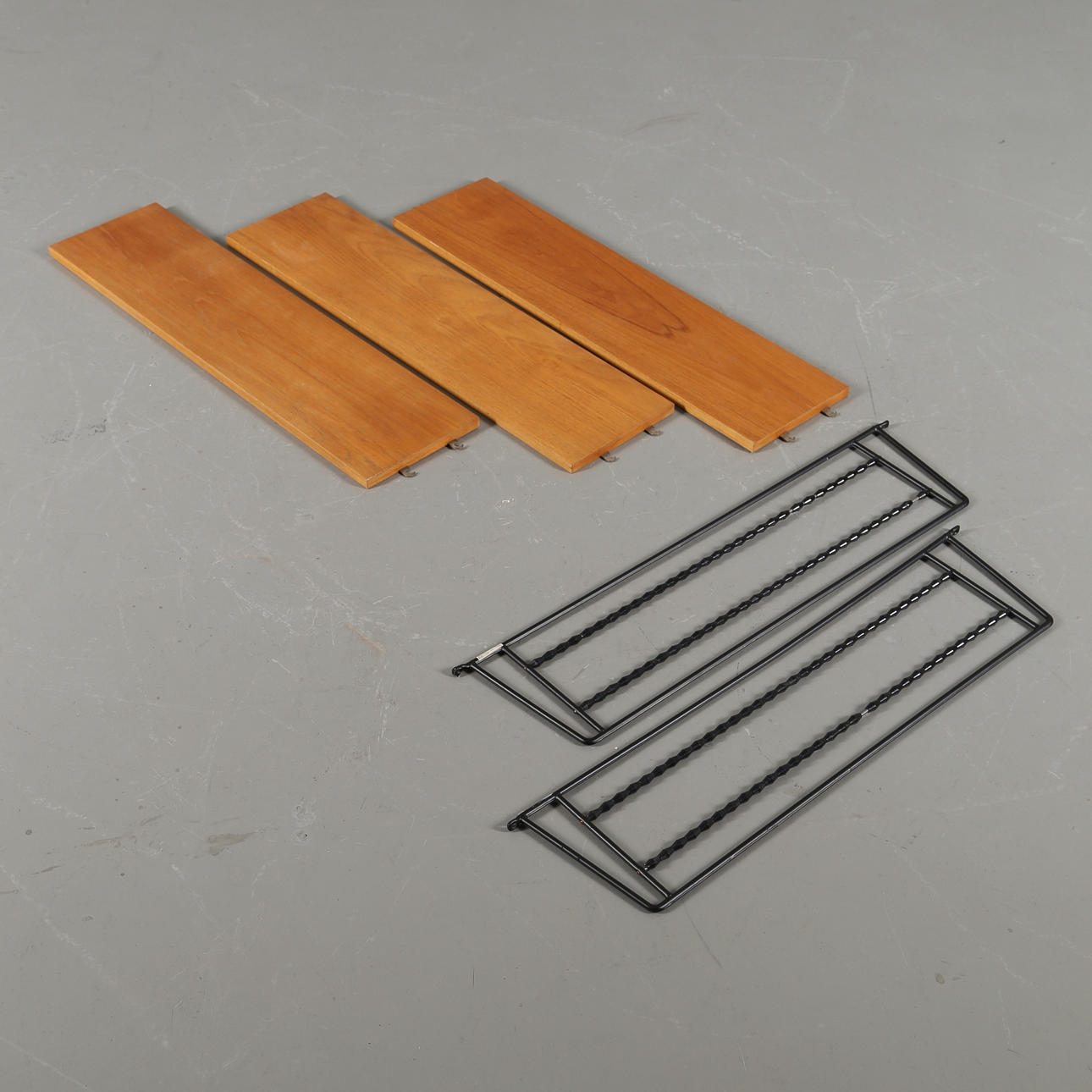 HYLLA, teak och plastöverdraget stål, stringtyp.