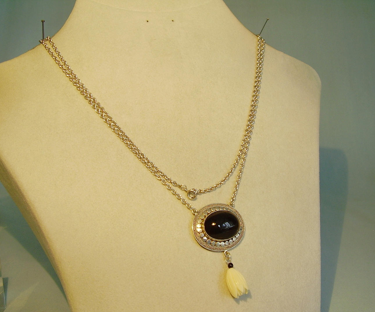 SILVERHALSBAND MED ONYX+ BENBLOMMA.