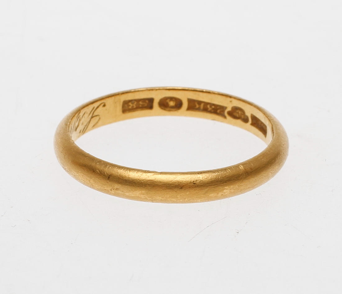 RING, 23k guld, vikt ca 5,7 gr.