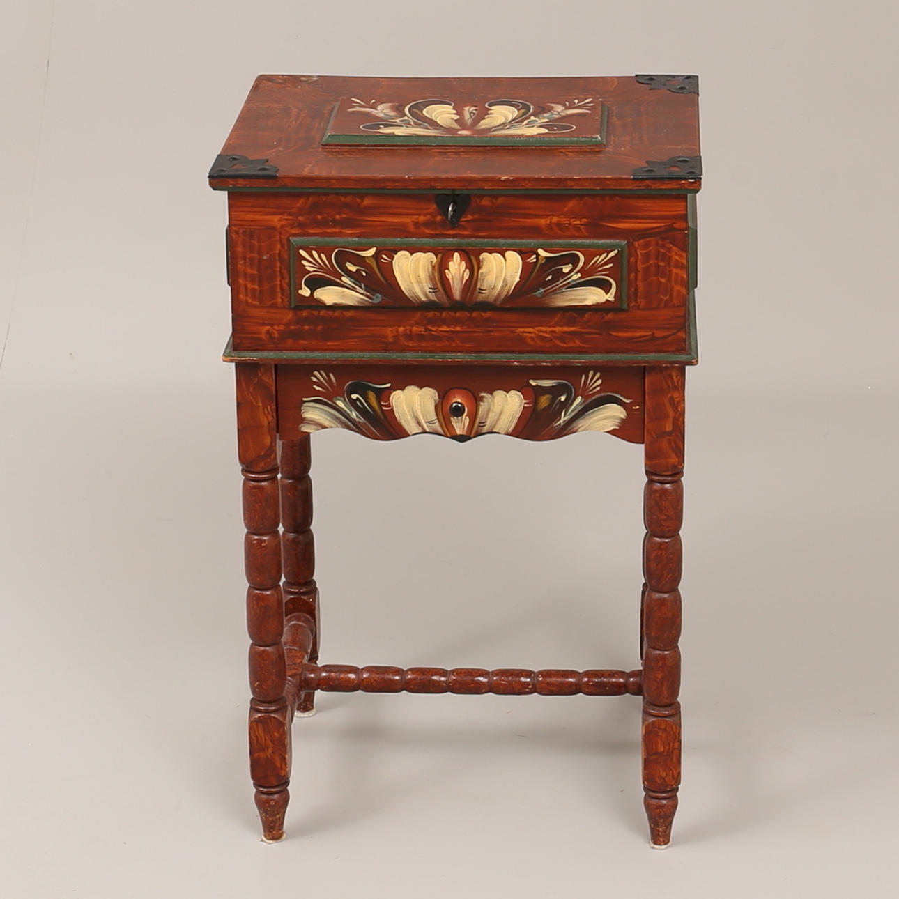 SYSKRIN, kurbitsmålat, daterat 1945.