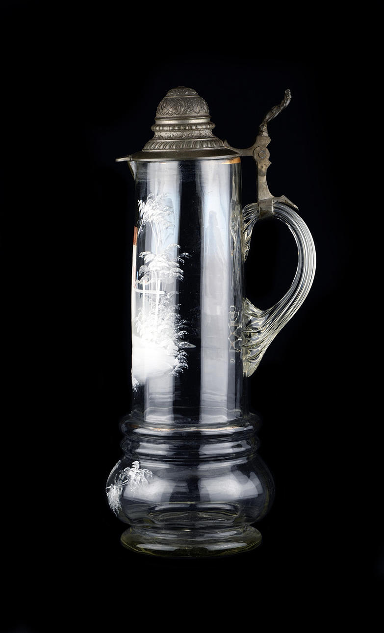 ART NOUVEAU GLASKANNA. Emaljerad målning av en ung kvinna på kanten av en skog.