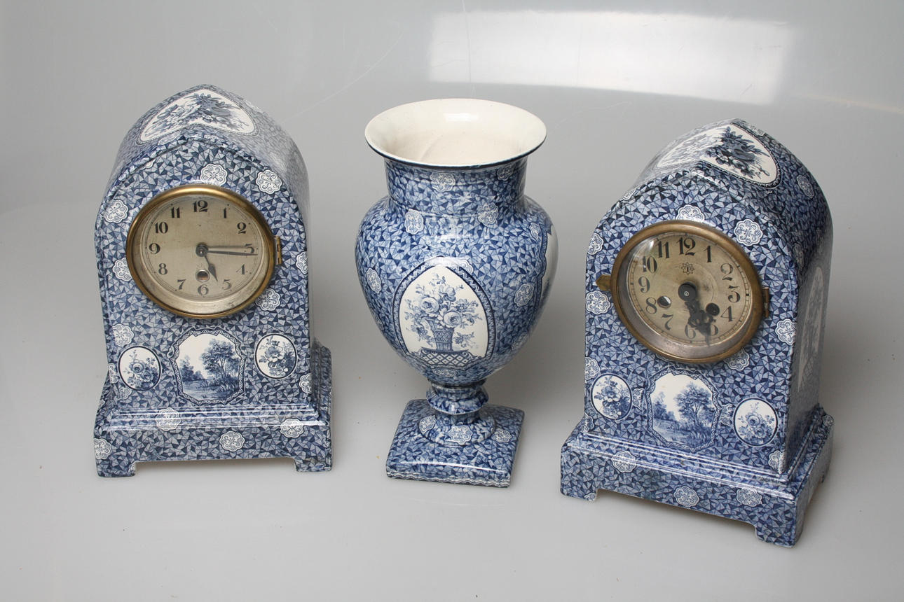 BORSDUR, ett par & URNA, porslin, tidigt 1900-tal.