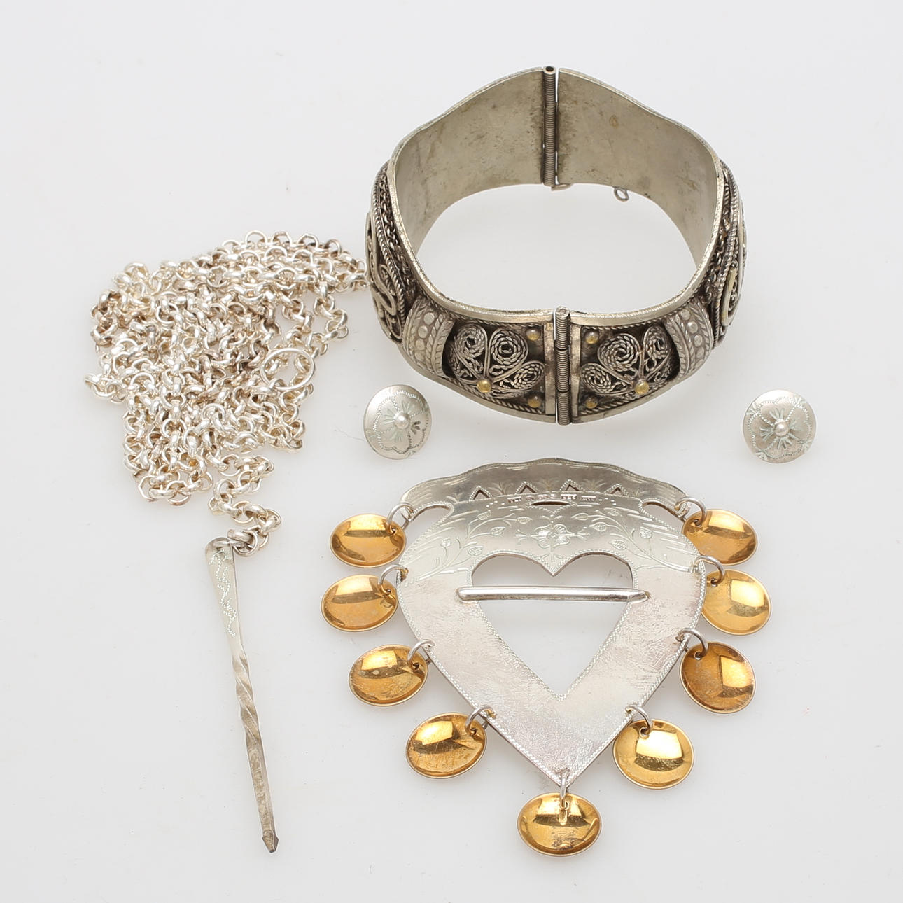 DRÄKTSMYCKEN till Värendsdräkten, 5 delar, silver, vikt 155 gram.