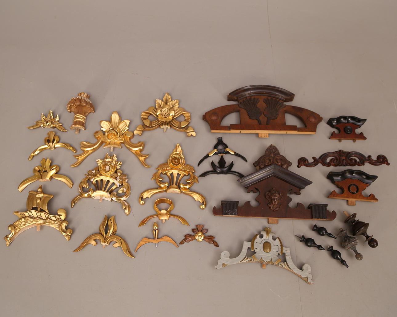 KLOCKDEKORER, 26 st, trä, varav 13 st förgyllda, 18-/1900-tal.