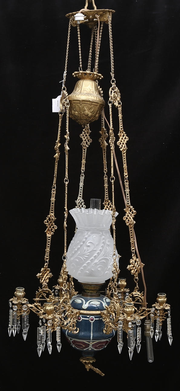 TAKKRONA, fotogen, majolika, omkring 1900. höjd exklusive kedja ca. 58 cm.