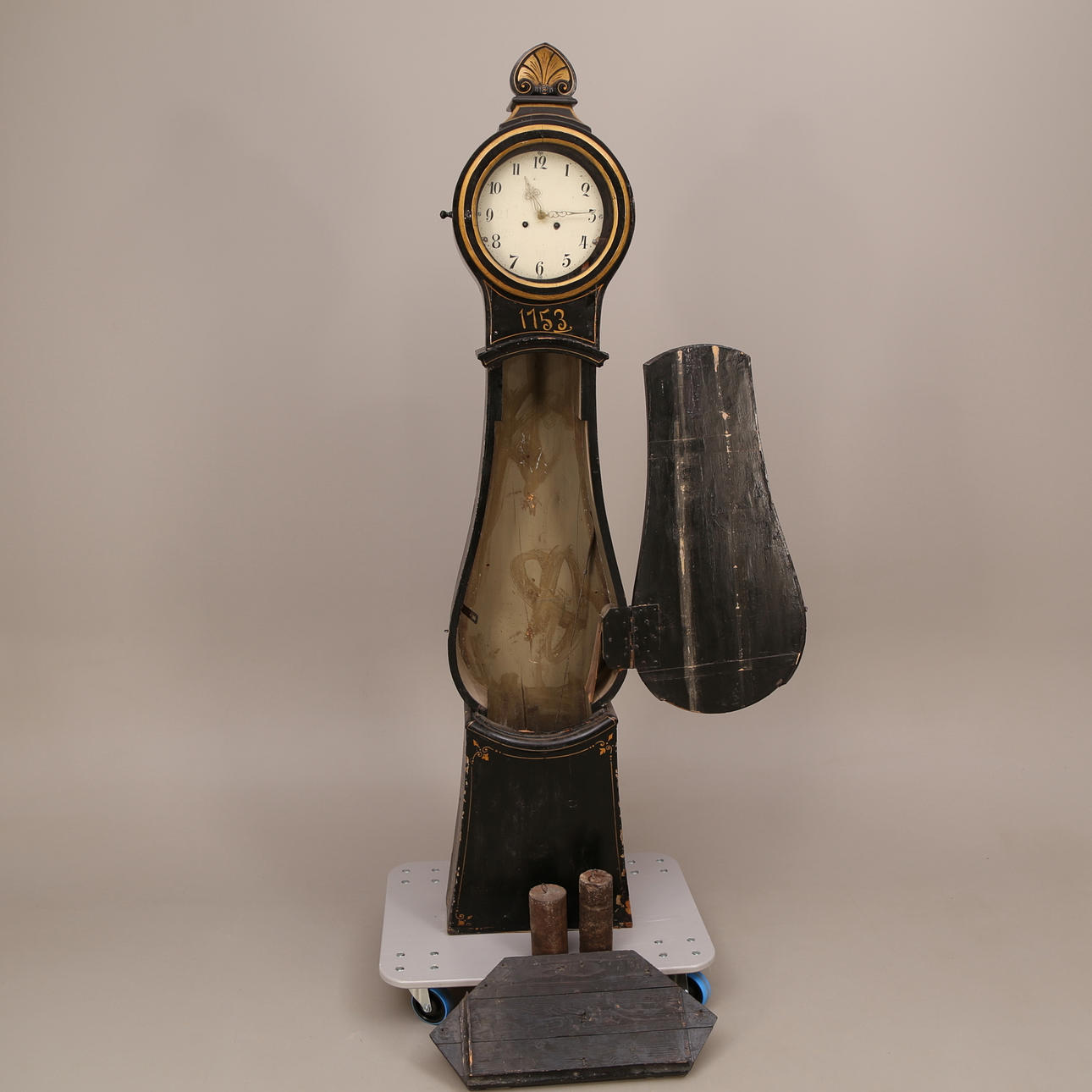 GOLVUR, träfodral, svart med dekor, bottenplatta, märkt 1753, troligen 1800-tal.