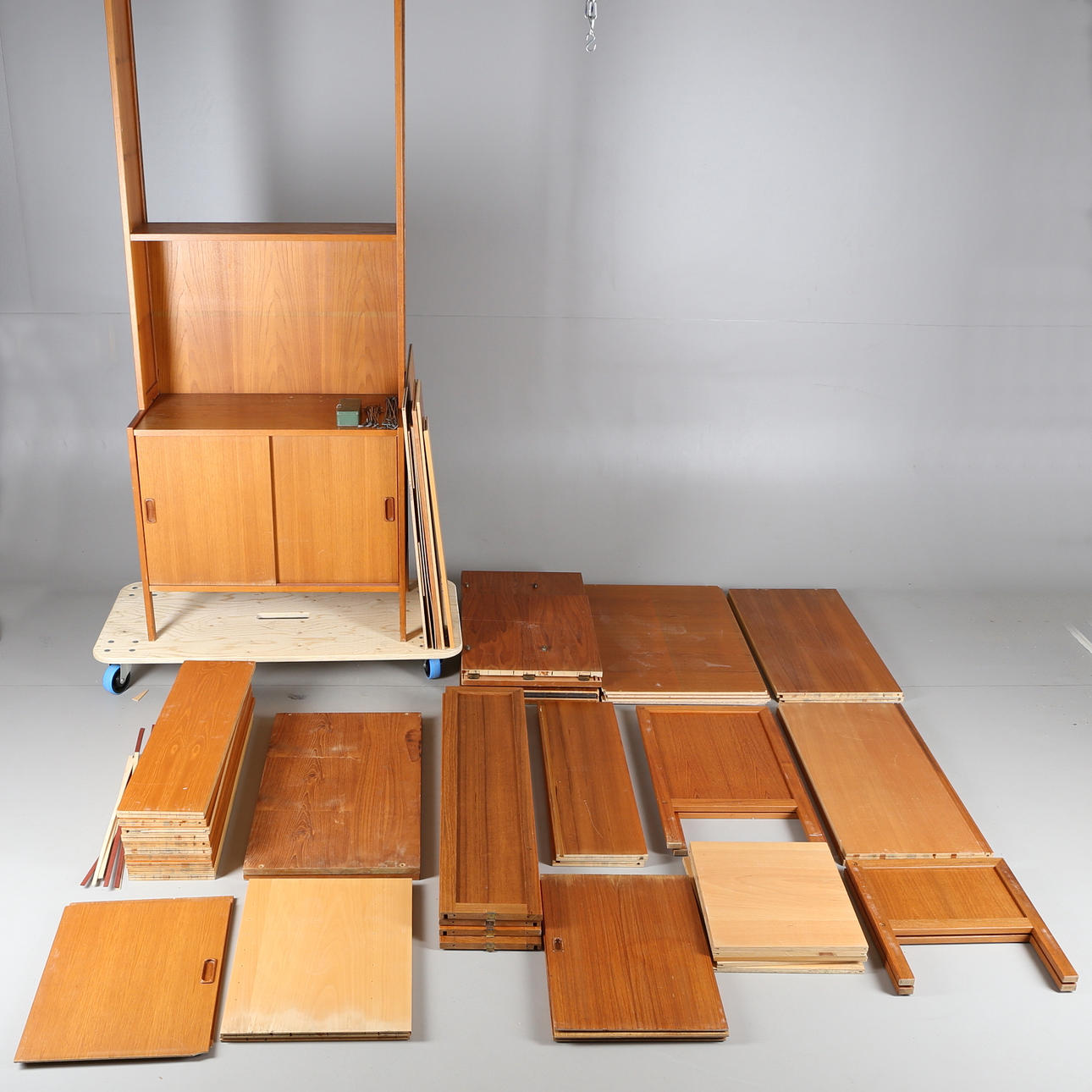 BOKHYLLA, 3 sektioner, fanérat med bland annat teak, 1900-talets tredje kvartal.