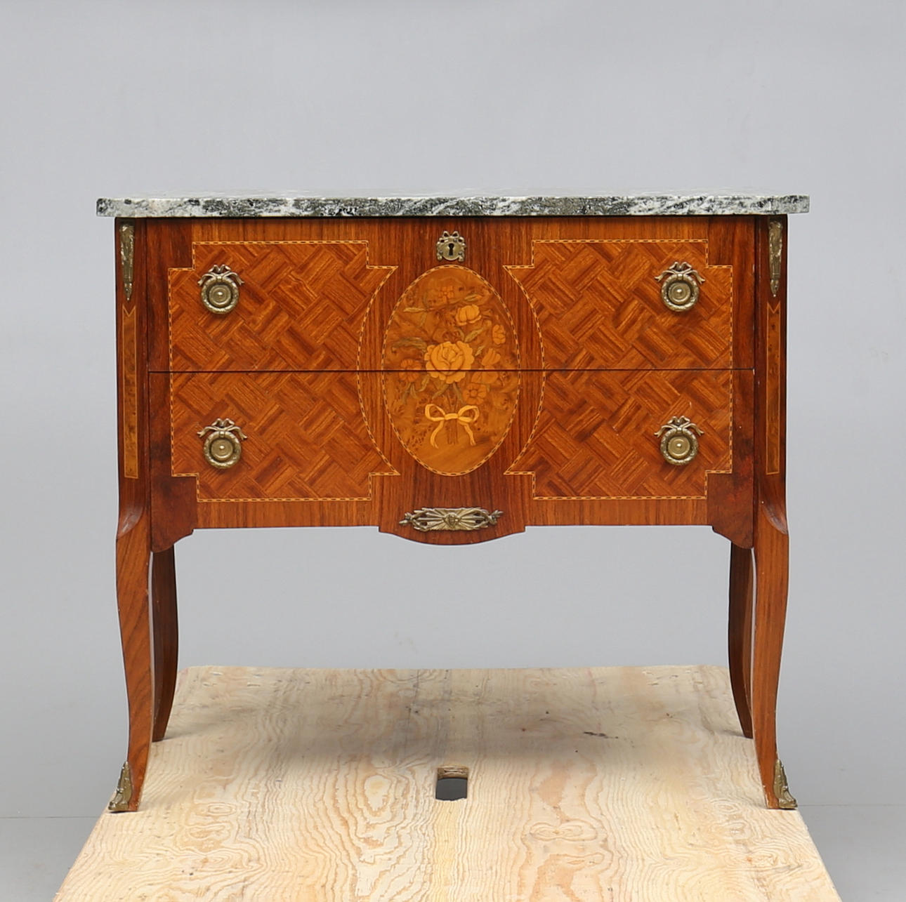 BYRÅ, gustaviansk stil, 1900-talets första hälft.