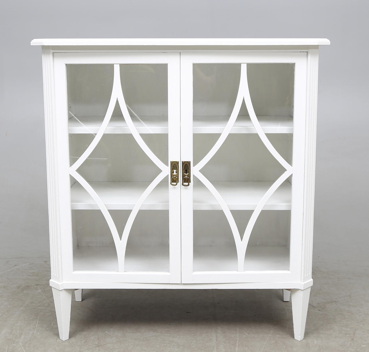 SKÅP, sengustaviansk stil, vitmålat. 1900-tal.