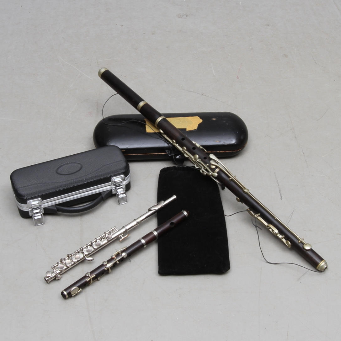 FLÖJTER 3 st varav två piccolor, delvis trä, 1800/1900-tal.