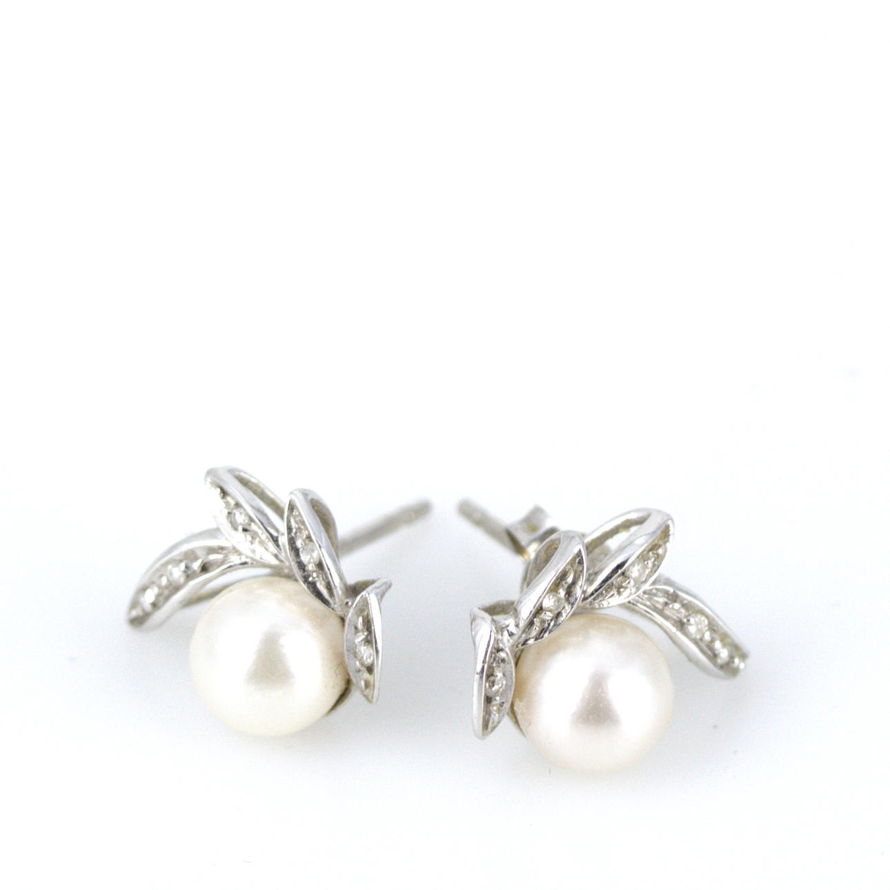 EARRINGS, pin, silver with pearl.