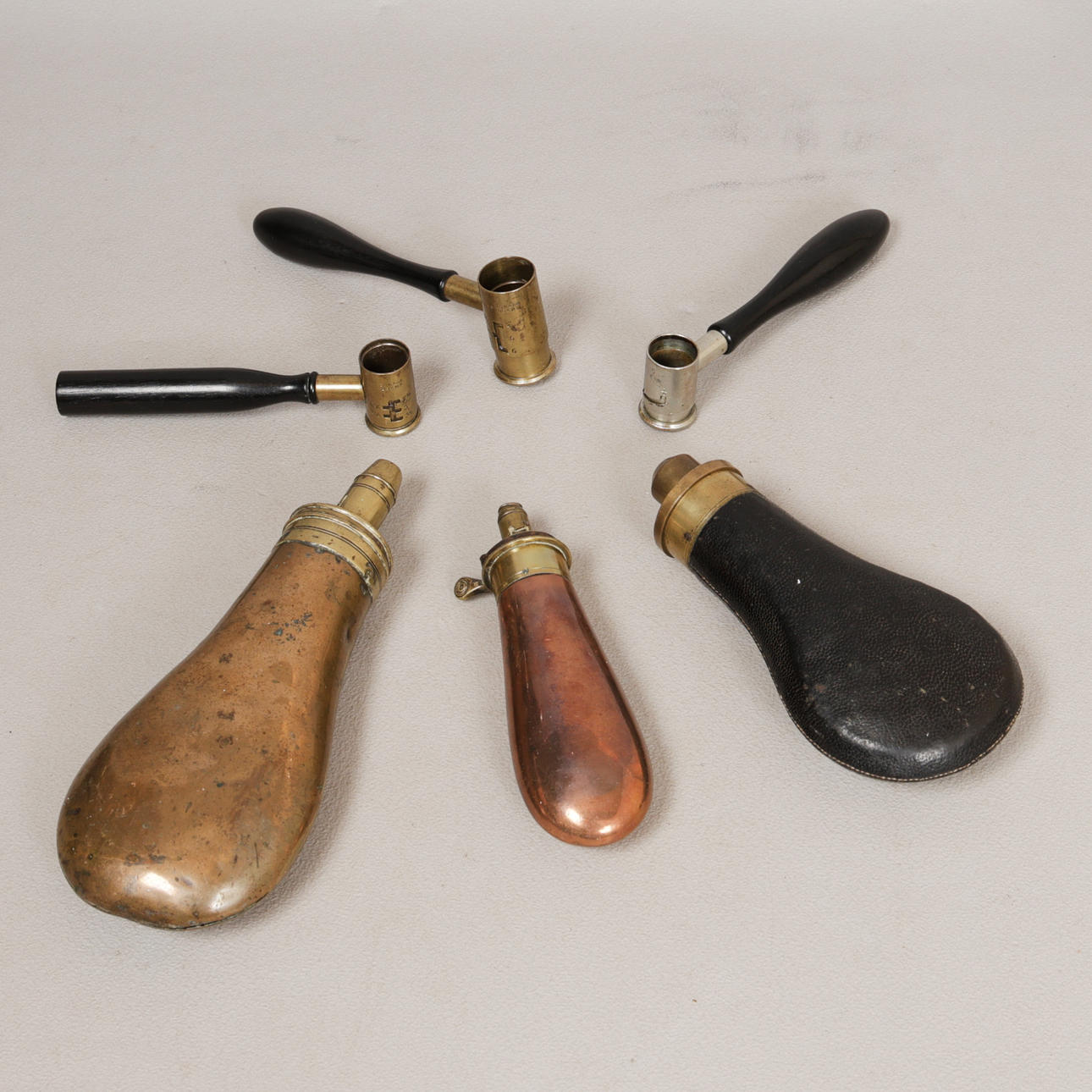 POWDER FLASKS AND POWDER/SHOT MEASURES (6). Weapons & Militaria - Other ...