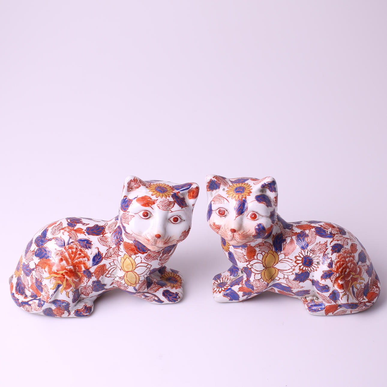 FIGURINER - KATTER, ett par, porslin, Imari - Japan, 1800-tal.