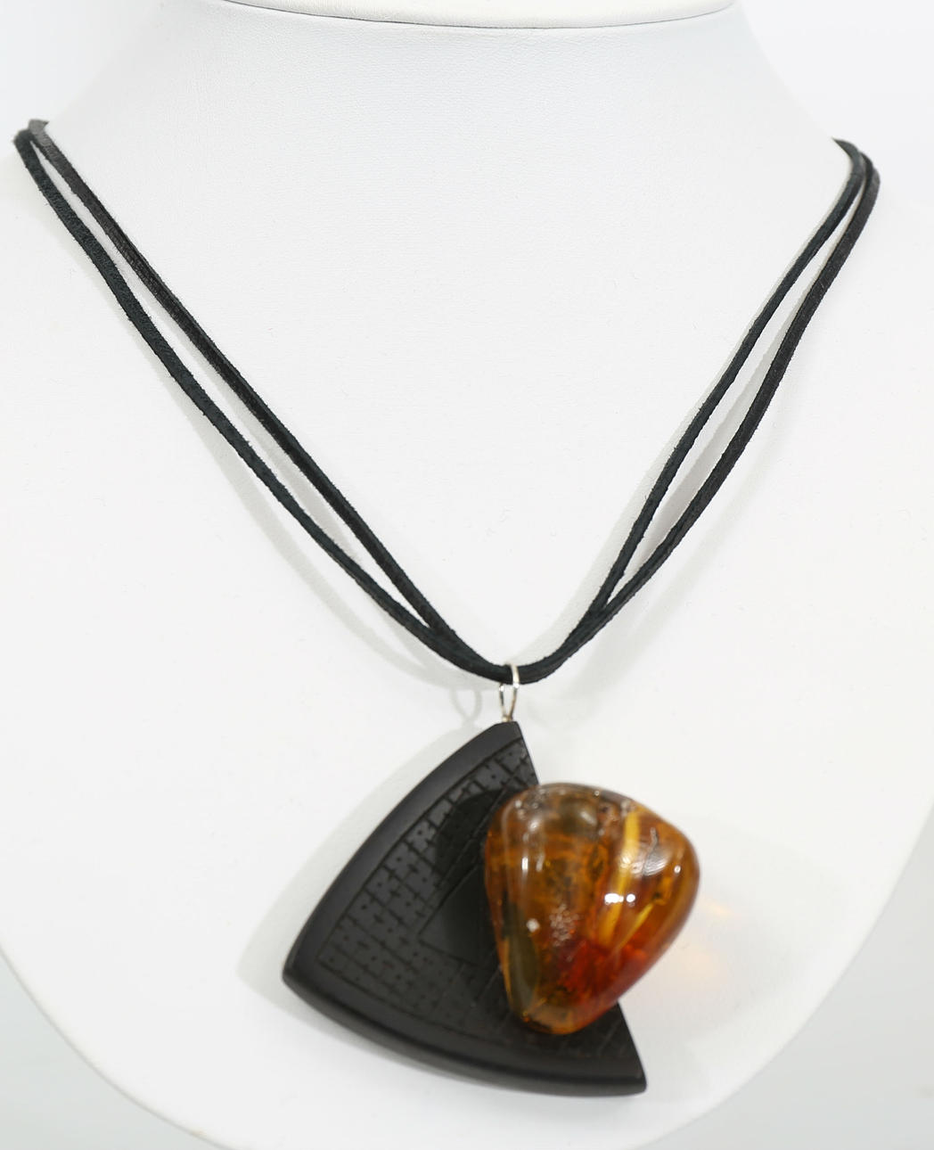 COLLIER, läder, bakelit och bärnsten, 1900-2000-tal.