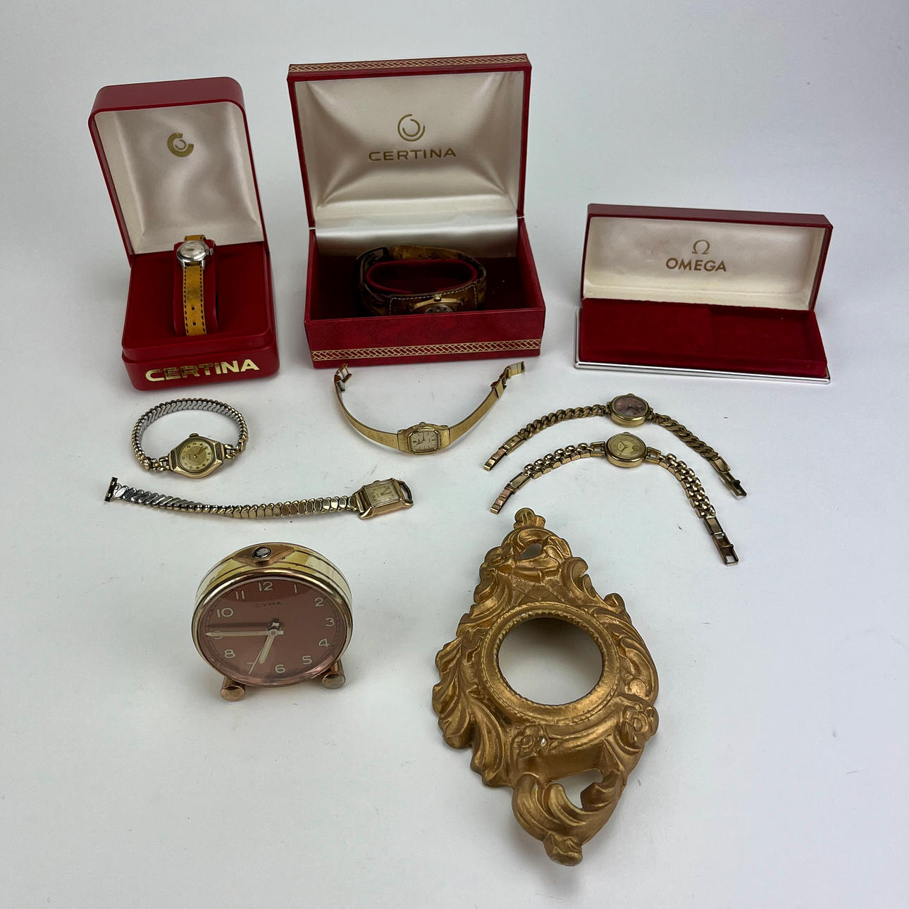 DAMARMBANDSUR, BORDSUR, KLOCKETUI OCH KLOCKSTÄLL.