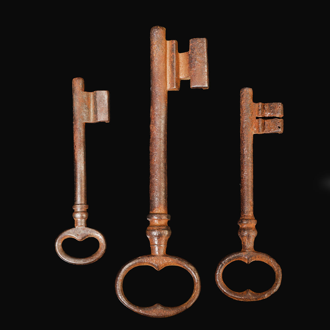 THREE 19TH CENTURY CAST IRON KEYS (3). Collectables - Other ...