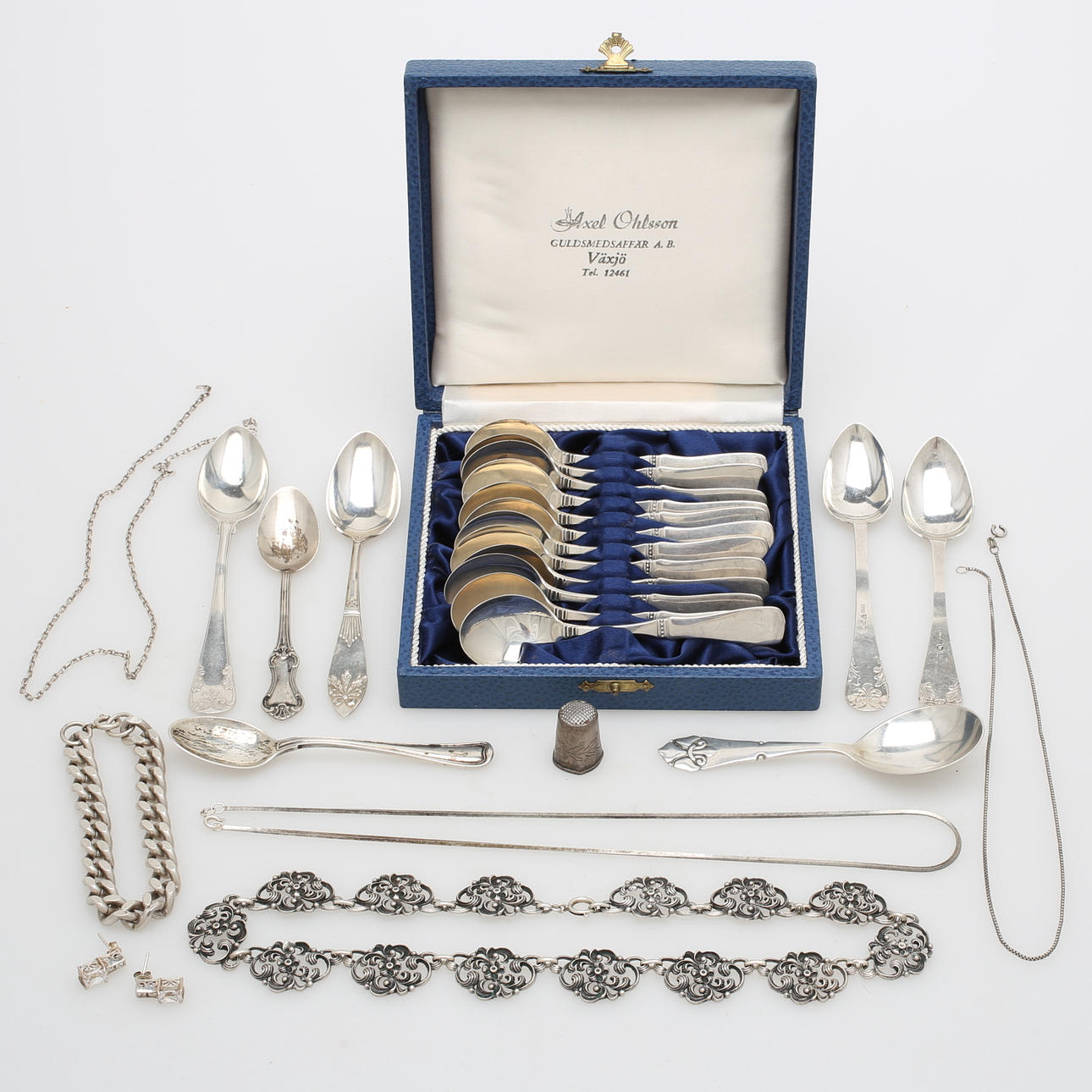 KAFFESKEDAR, 19 st, samt SMYCKEN, silver, vikt 329 gram.