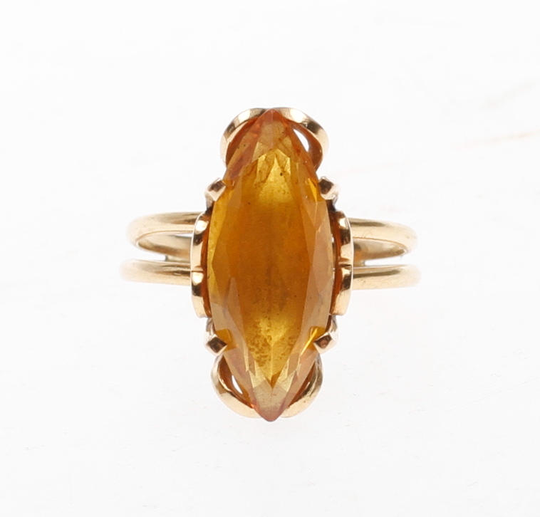 RING, 18k guld, med sten, total vikt 5,7 gr.