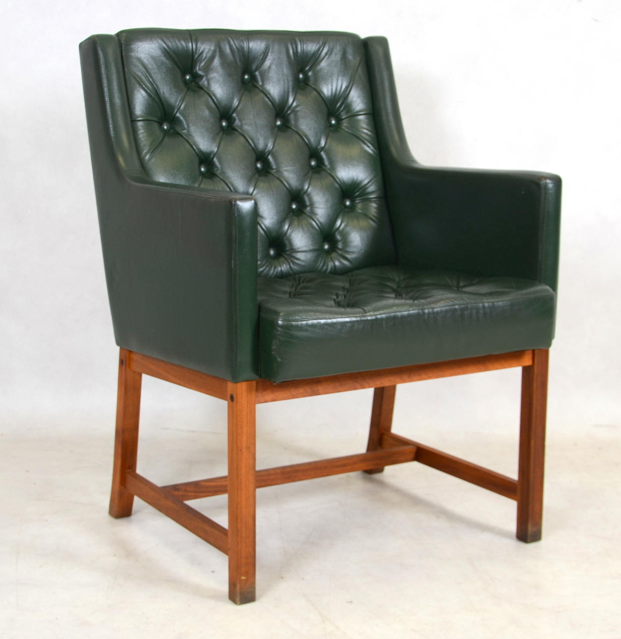 FÅTÖLJ, grönt skinn, England.