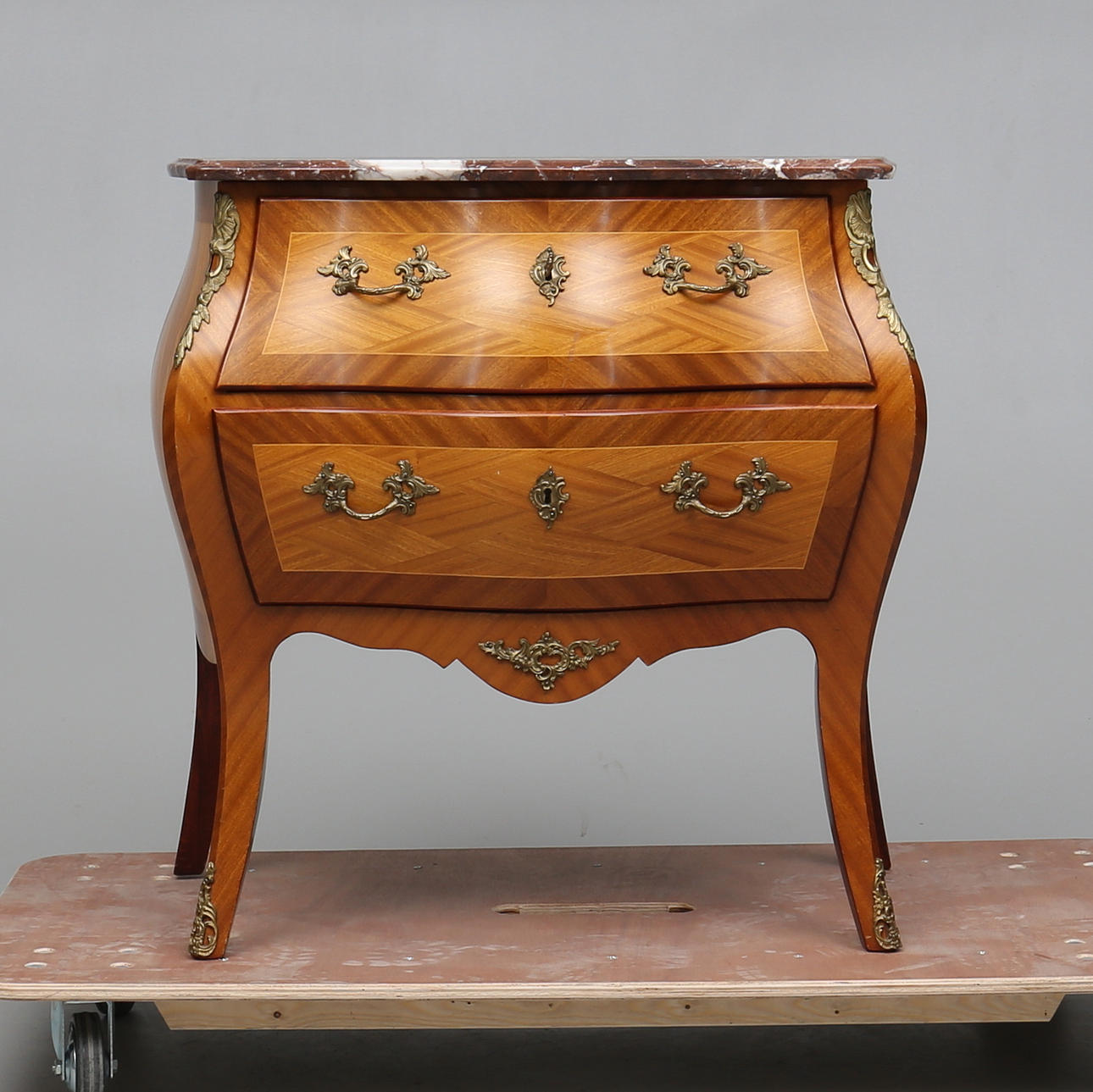 BYRÅ, rokokostil, 1900-talets mitt.