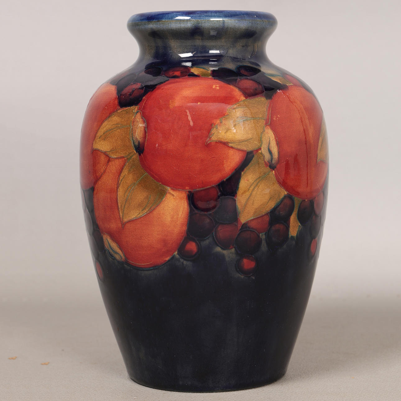 EN MOORCROFT ”GRANATÄPPLE” VAS.