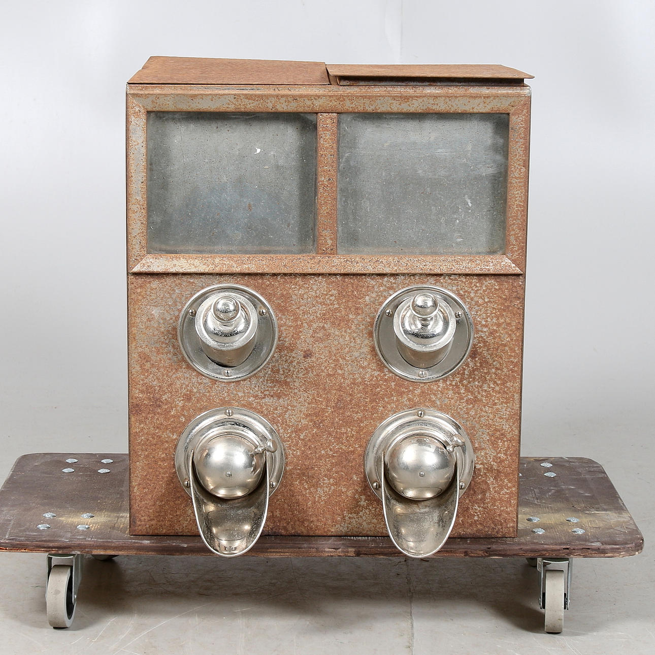 KAFFEBEHÅLLARE, metall och glas, från lanthandel, omkring sekelskiftet 18/1900.