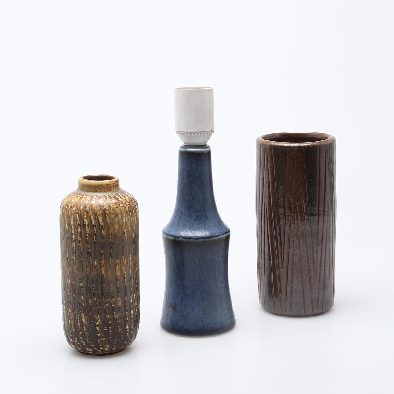 VASER OCH BORDSLAMPA, 3 delar, stengods, Rörstrand och Wallåkra.