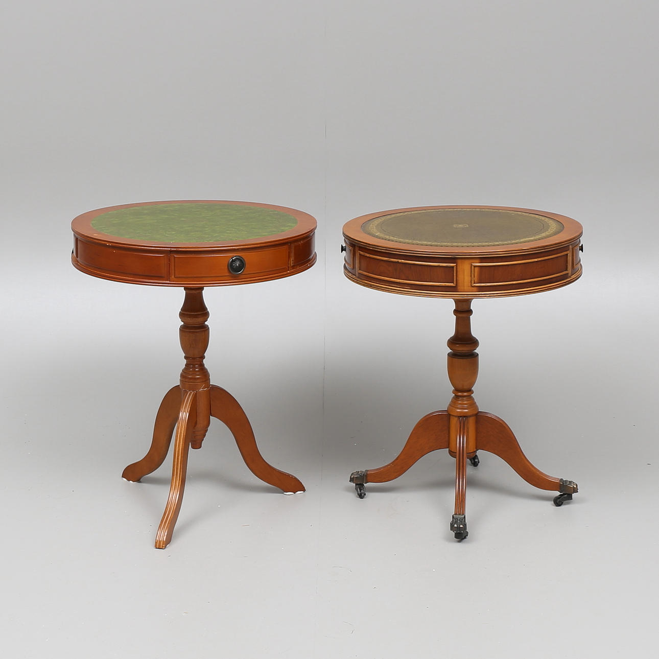 LAMPBORD/PELARBORD med lådor, 2 st, engelsk stil, 1900-tal.