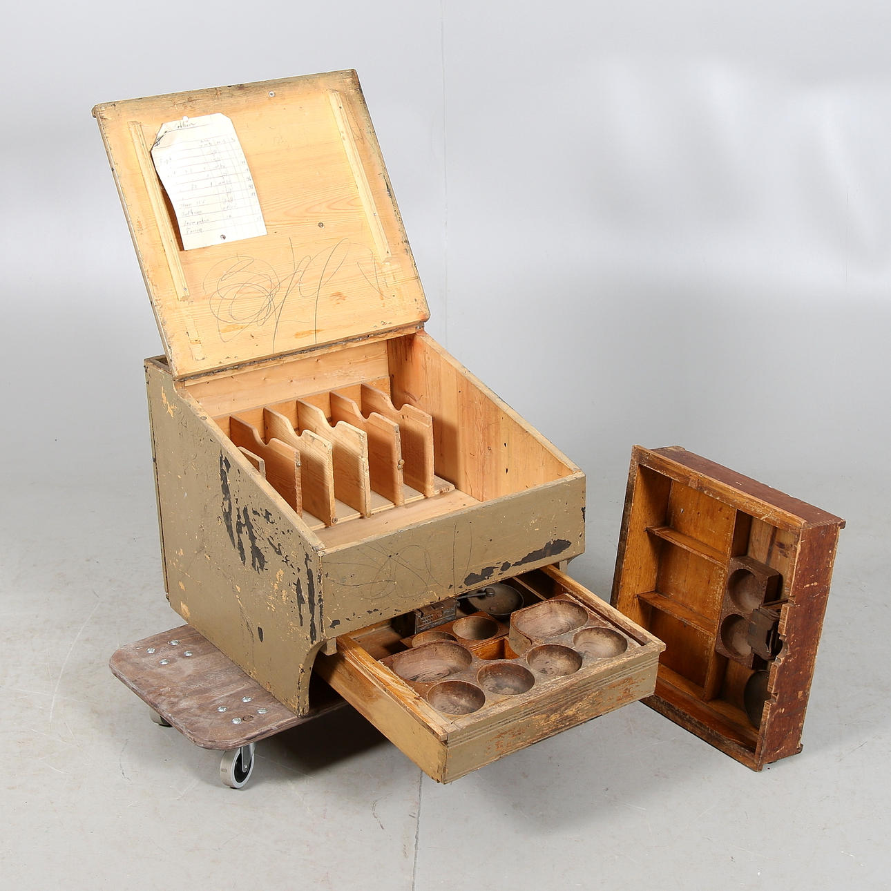 SCHATULL med KASSALÅDA, för löneutbetalning, bemålad fur, allmoge, omkring sekelskiftet 18/1900.